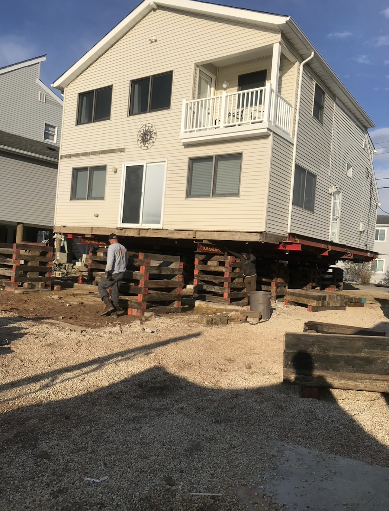 House raised on cribbing
